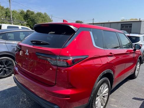 Used 2025 Mitsubishi Outlander ES FWD image 2