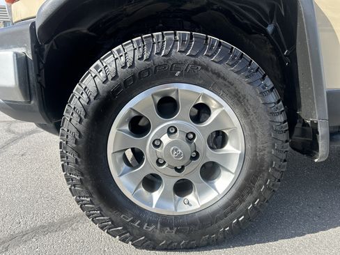 Used 2012 Toyota FJ Cruiser 4WD w/ Convenience Pkg image 32