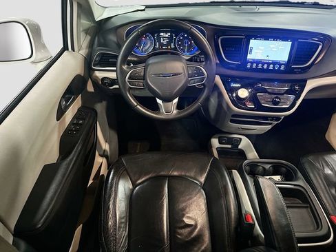 Used 2017 Chrysler Pacifica Touring-L w/ Tire & Wheel Group image 23