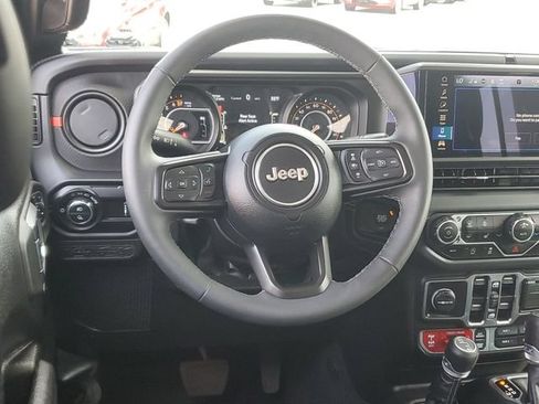 Used 2025 Jeep Gladiator Rubicon w/ Convenience Group AWD/4WD image 12