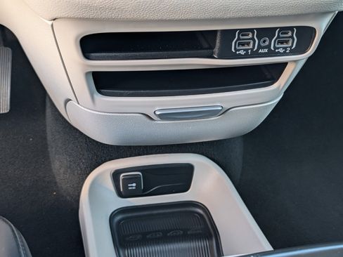 Used 2023 Chrysler Pacifica Touring-L image 17