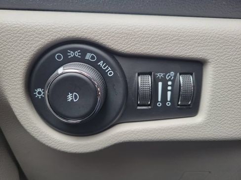 Used 2023 Chrysler Pacifica Touring-L FWD image 32