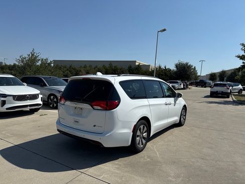 Used 2018 Chrysler Pacifica Touring-L FWD image 5
