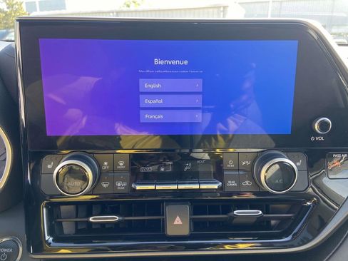 Used 2023 Toyota Highlander Bronze Edition FWD image 26