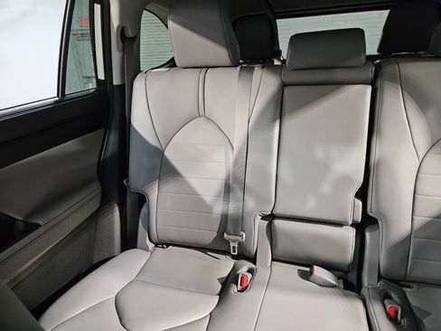 Used 2021 Toyota Highlander XLE image 12