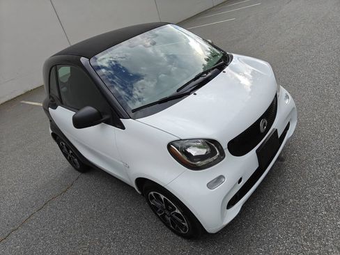 Used 2017 smart fortwo passion RWD image 27