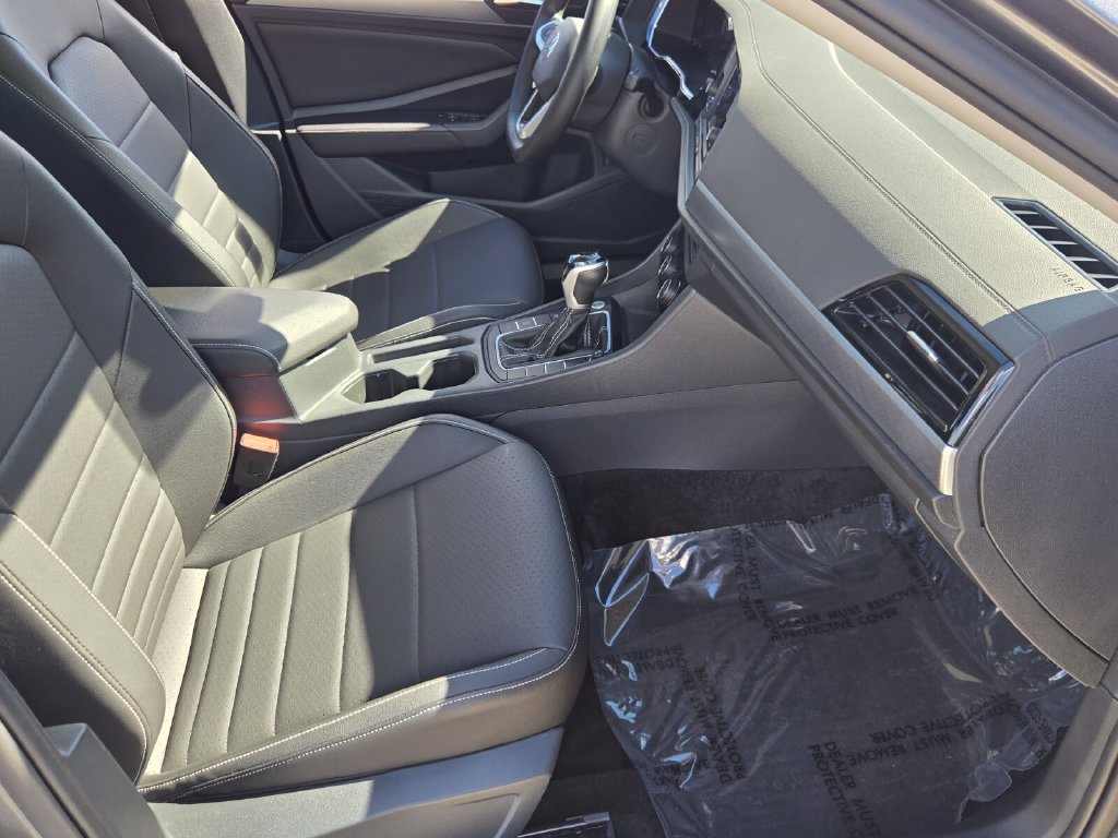 Certified 2023 Volkswagen Jetta SE w/ Panoramic Sunroof Package FWD image 18