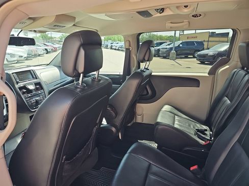 Used 2014 Chrysler Town & Country Touring FWD image 18