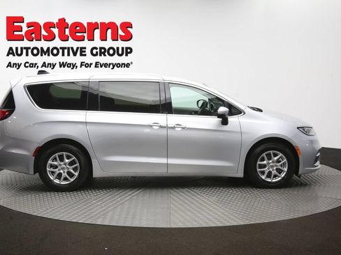 Used 2023 Chrysler Pacifica Touring-L FWD image 47