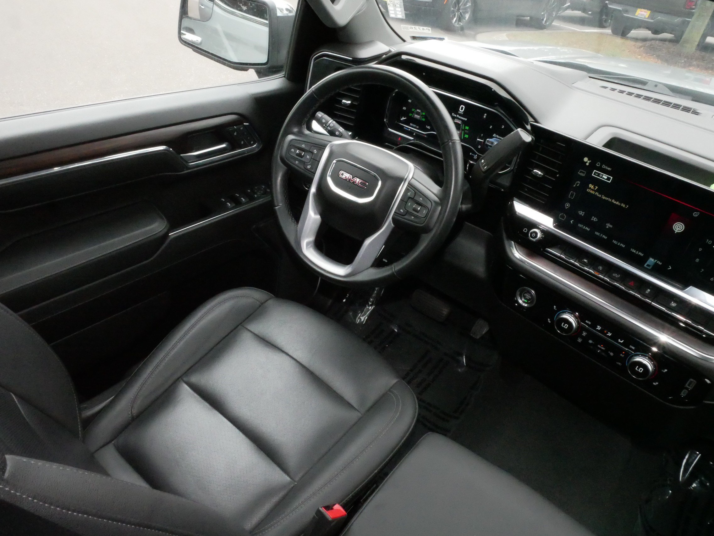 Used 2024 GMC Sierra 1500 SLT AWD/4WD image 9