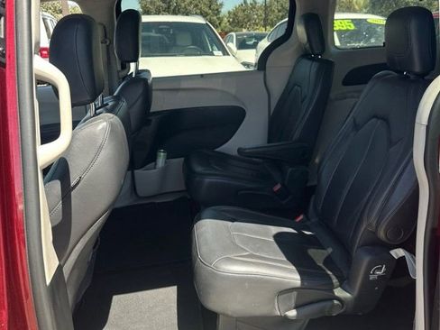 Used 2017 Chrysler Pacifica Touring-L FWD image 3