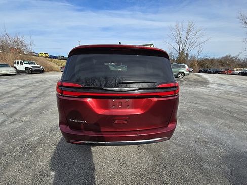Used 2023 Chrysler Pacifica Touring-L image 6