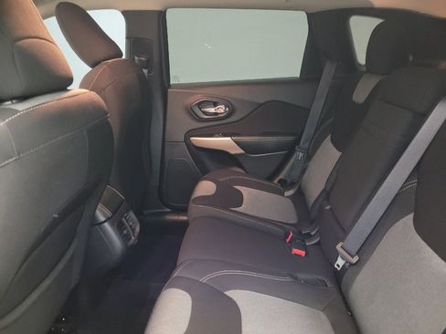 Used 2018 Jeep Cherokee Latitude w/ Safety Group image 18