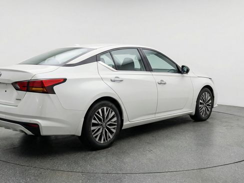 Used 2025 Nissan Altima 2.5 SV FWD image 9