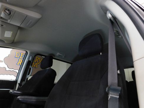 Used 2011 Dodge Grand Caravan SXT image 37