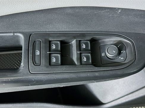 Used 2022 Volkswagen Taos SE image 15