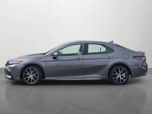 Used 2023 Toyota Camry SE image 3