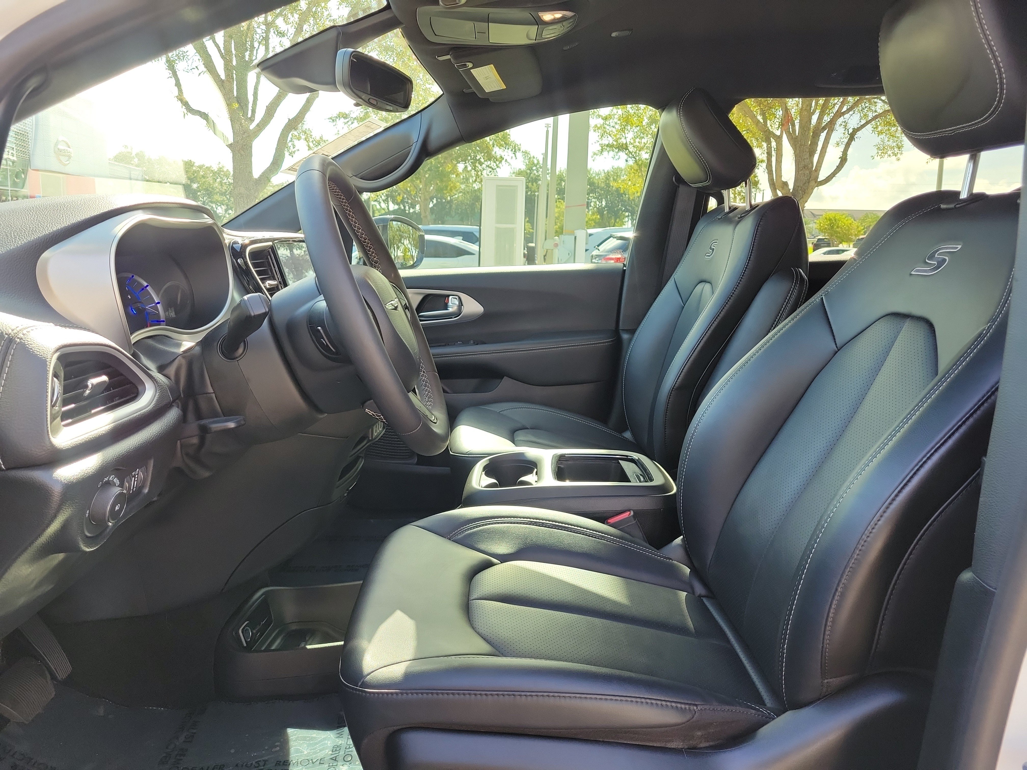 Used 2024 Chrysler Pacifica Limited FWD image 13