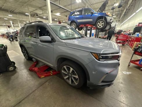 Used 2024 Honda Pilot Touring image 2