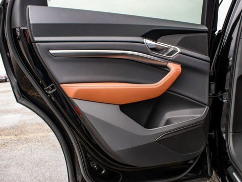 Used 2022 Audi e-tron Premium w/ Convenience Plus Package image 11