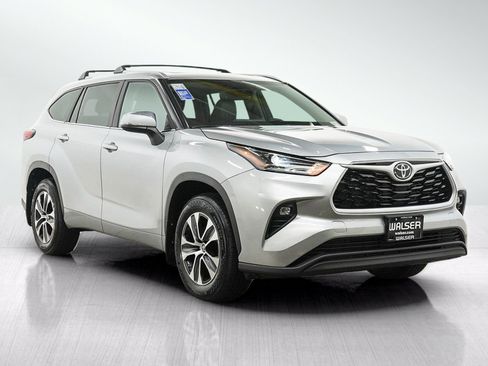 Used 2023 Toyota Highlander XLE AWD/4WD image 7