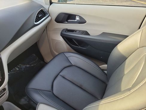 Used 2024 Chrysler Pacifica Touring-L image 22