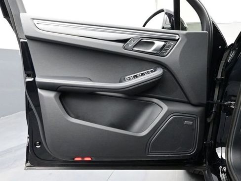 Certified 2025 Porsche Macan AWD/4WD image 7