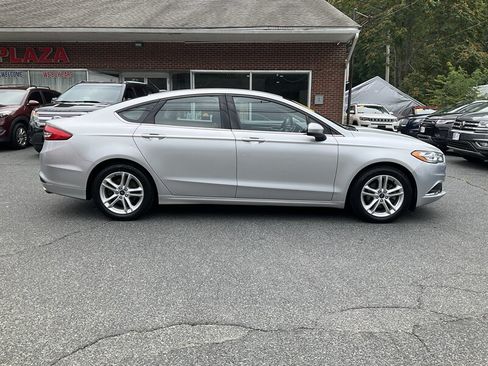 Used 2018 Ford Fusion SE FWD image 4