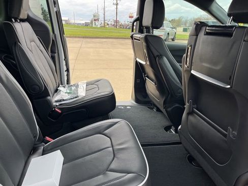 New 2026 Chrysler Pacifica Limited FWD image 20