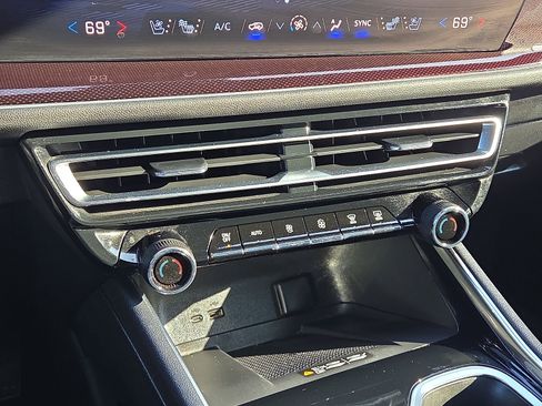 Used 2024 Chevrolet Traverse RS image 21