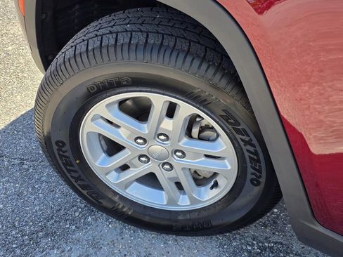 Used 2024 Jeep Grand Cherokee Laredo image 32