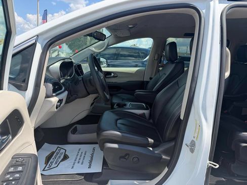 Used 2024 Chrysler Pacifica Limited FWD image 3