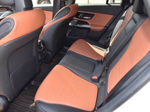 Used 2024 Mercedes-Benz GLC 300 4MATIC image 11