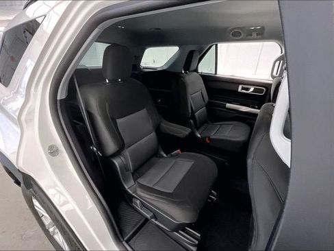 Used 2022 Ford Explorer XLT AWD/4WD image 18