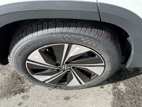New 2026 Volkswagen Taos SE AWD/4WD image 4