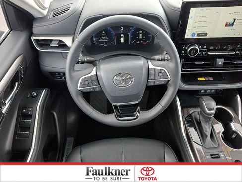 Certified 2025 Toyota Highlander Limited AWD/4WD image 11
