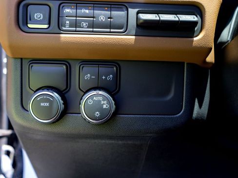 Used 2024 Chevrolet Suburban High Country RWD image 21
