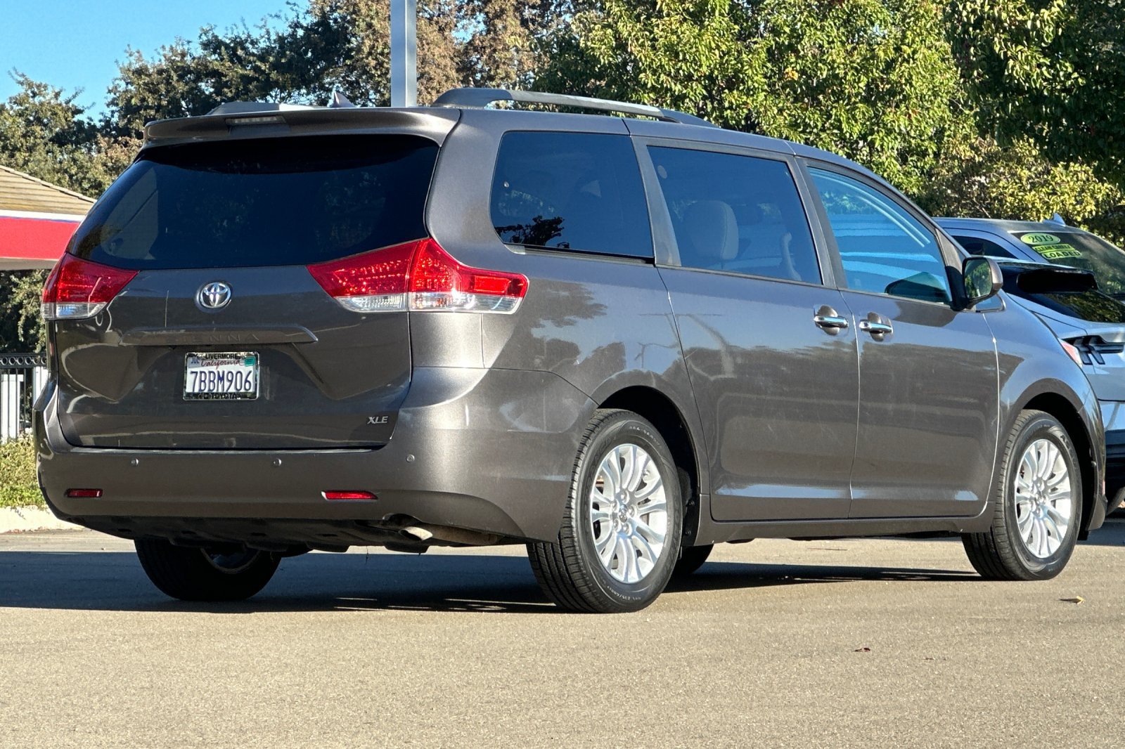 Used 2013 Toyota Sienna XLE w/ Premium Pkg FWD image 4