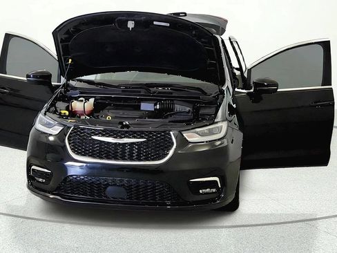 Used 2023 Chrysler Pacifica Touring-L FWD image 8