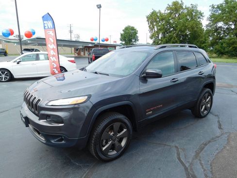 Used 2017 Jeep Cherokee Latitude w/ Cold Weather Group AWD/4WD image 7