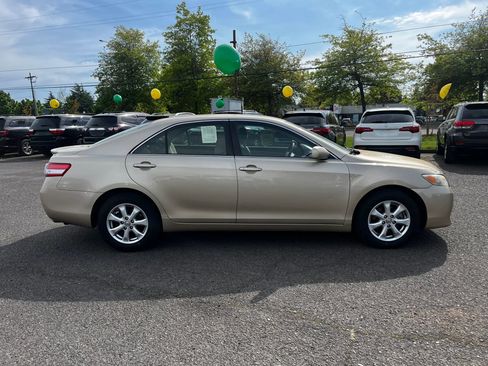 Used 2011 Toyota Camry LE w/ LE Extra-Value Pkg FWD image 2