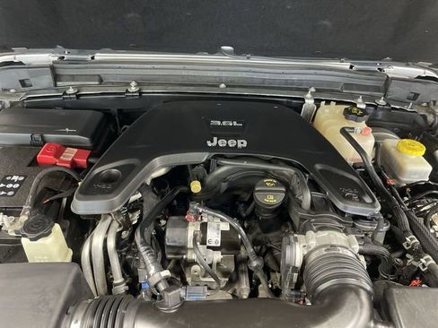 Used 2021 Jeep Wrangler Unlimited Sahara AWD/4WD image 28