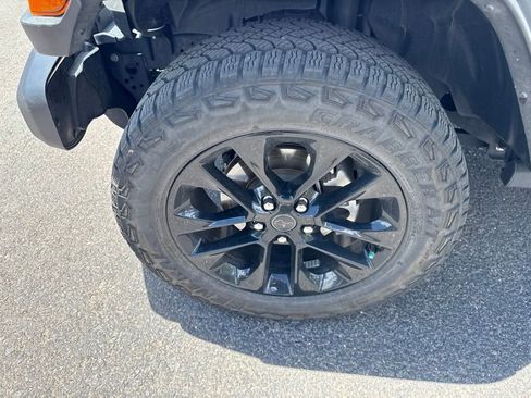 Used 2025 Jeep Gladiator Sport AWD/4WD image 3