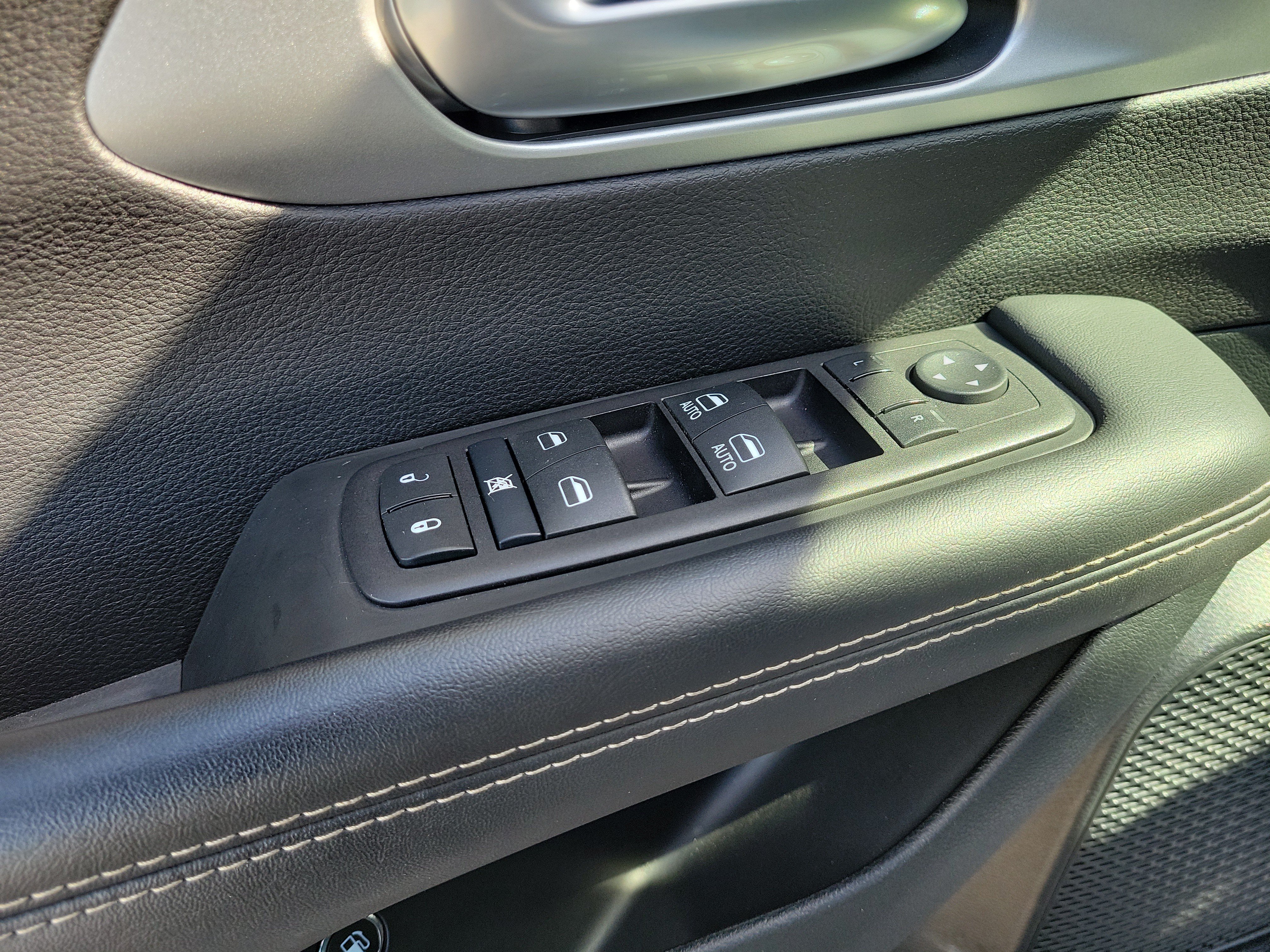 Used 2024 Chrysler Pacifica Limited FWD image 16