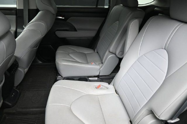 Used 2021 Toyota Highlander XLE AWD/4WD image 20
