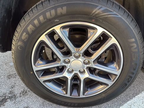 Used 2019 Jeep Compass Latitude FWD image 30