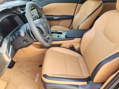 Used 2024 Lexus RZ 300e Premium image 17