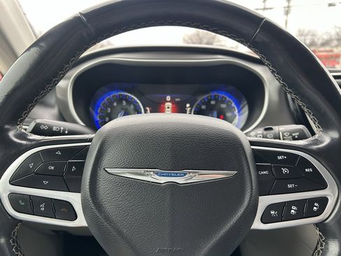 Used 2021 Chrysler Pacifica Touring-L image 18