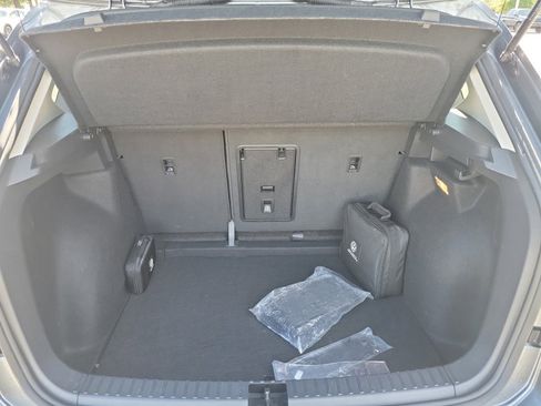 Certified 2022 Volkswagen Taos SE image 17