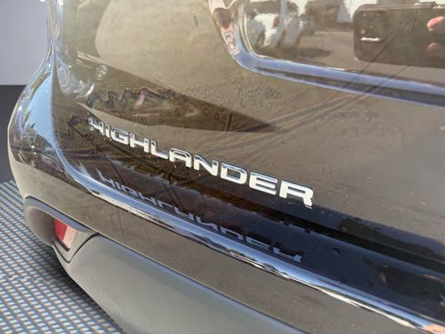 Used 2022 Toyota Highlander LE AWD/4WD image 5